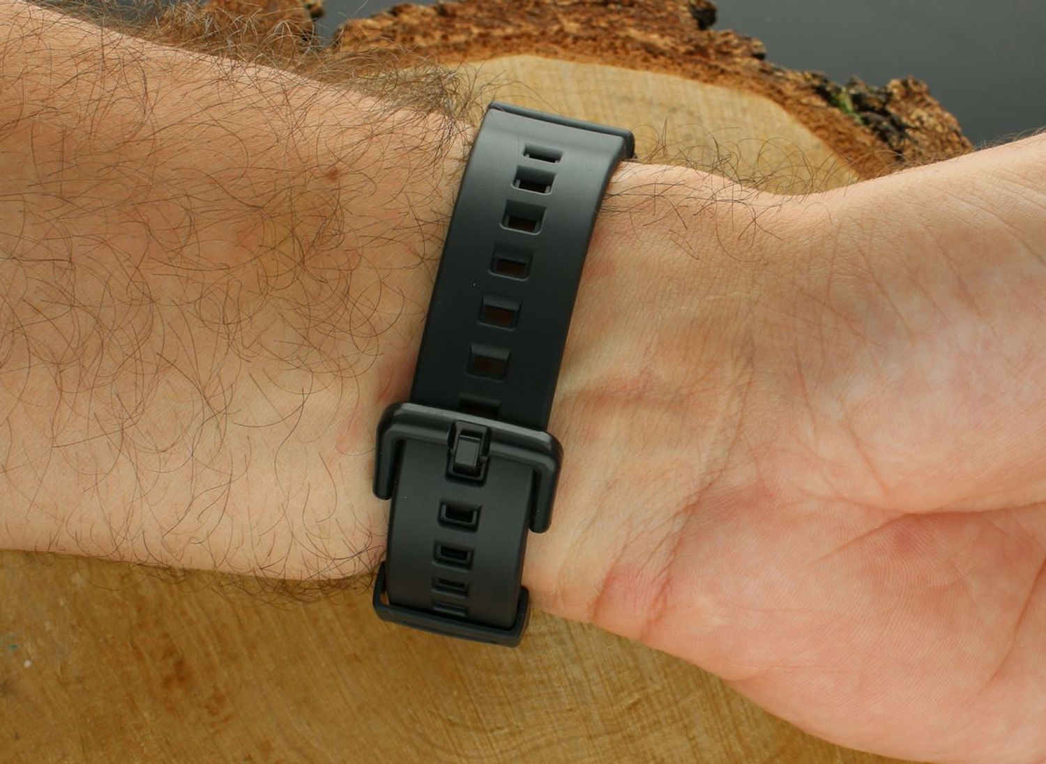 Kup G-SHOCK DW-6900U-1ER – kultowy zegarek cyfrowy z podświetleniem Illuminator, stoperem, timerem i multialarmem. Wodoszczelność 200M, bateria na 5 lat, odporność na wstrząsy. Sprawdź ofertę już teraz!1.jpg