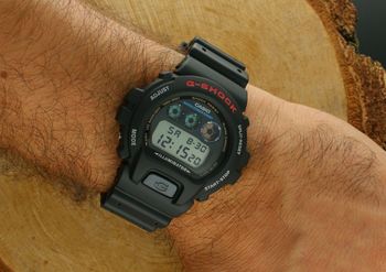 Kup G-SHOCK DW-6900U-1ER – kultowy zegarek cyfrowy z podświetleniem Illuminator, stoperem, timerem i multialarmem. Wodoszczelność 200M, bateria na 5 lat, odporność na wstrząsy. Sprawdź ofertę już teraz!2.jpg