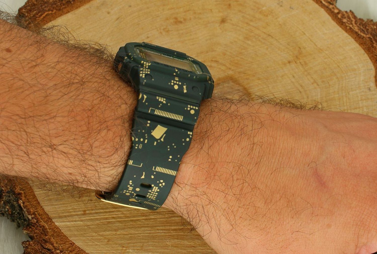 Zegarek Casio G-shock DWE-5600CC-3ER Zielony Electronic.jpg