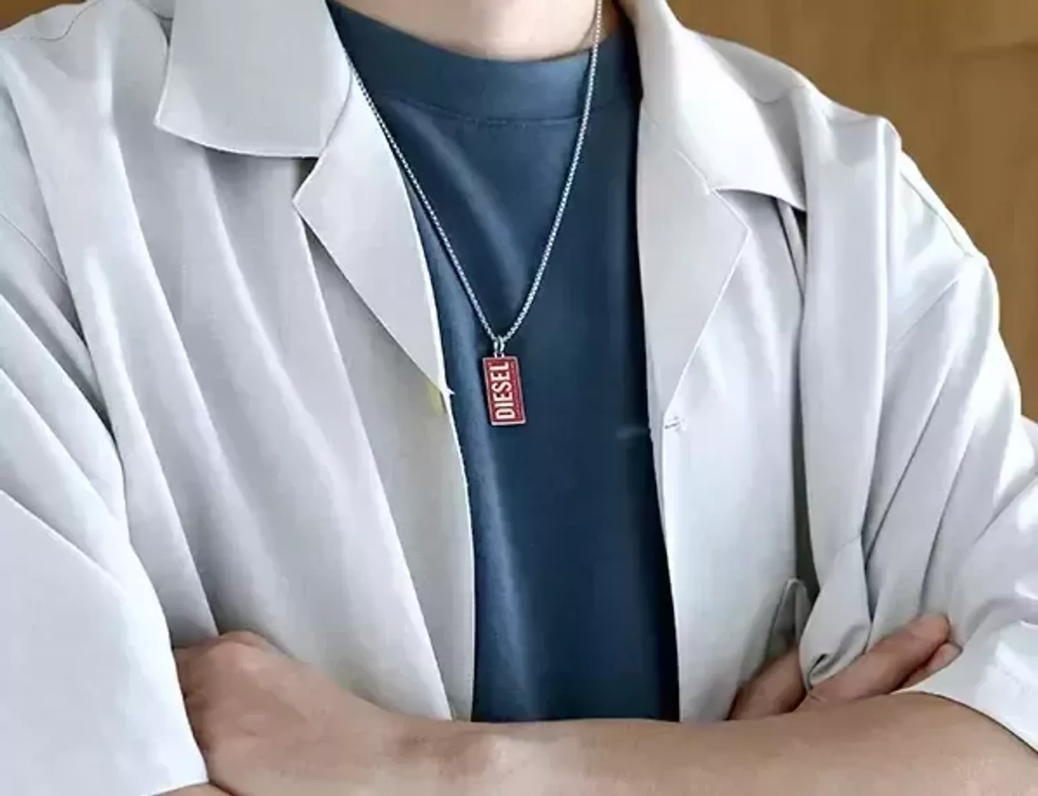 Naszyjnik męski Diesel Font Single Dogtags DX1368040 – stal szlachetna, minimalistyczny design, regulowana długość. Stylowy i funkcjonalny dodatek do codziennych i formalnych stylizacji.1.jpg