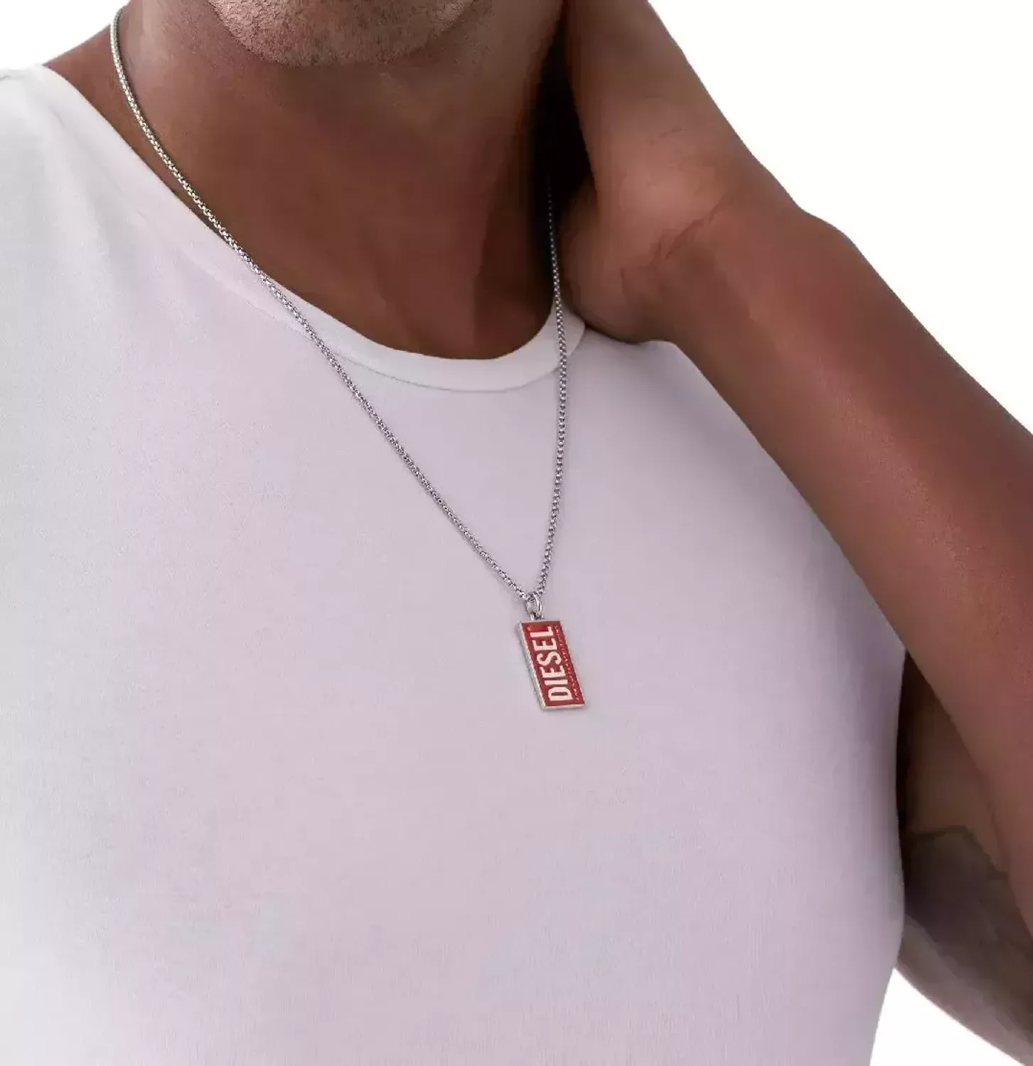 Naszyjnik męski Diesel Font Single Dogtags DX1368040 – stal szlachetna, minimalistyczny design, regulowana długość. Stylowy i funkcjonalny dodatek do codziennych i formalnych stylizacji.1.jpg