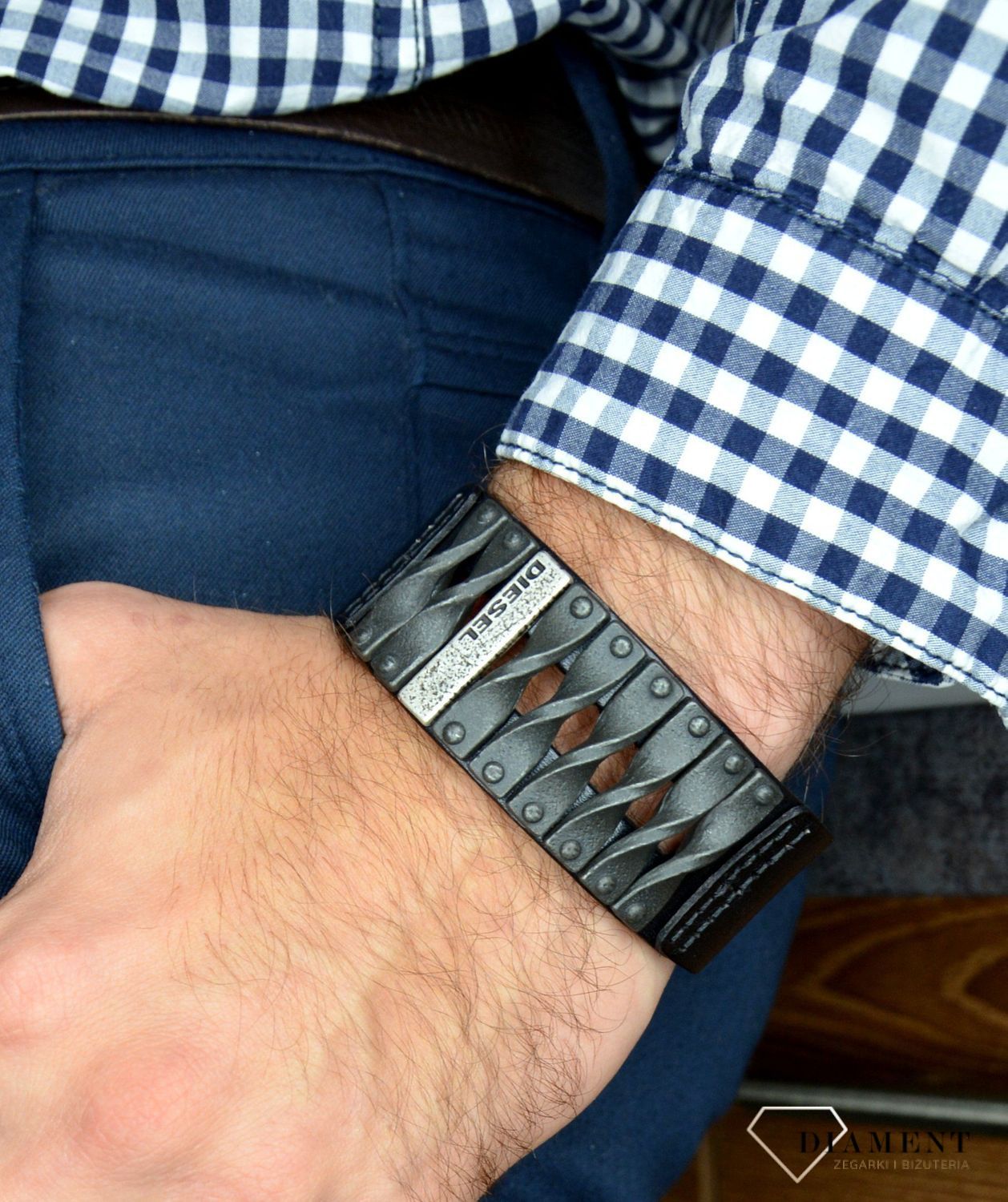 Biżuteria męska Bransoletka męska 'Szeroki skórzany Diesel' DXM0579040 wykonana ze skóry w czarnym kolorze z elementami stali szlachetnej i dużym czytelnym napisem DIESEL-001.jpg