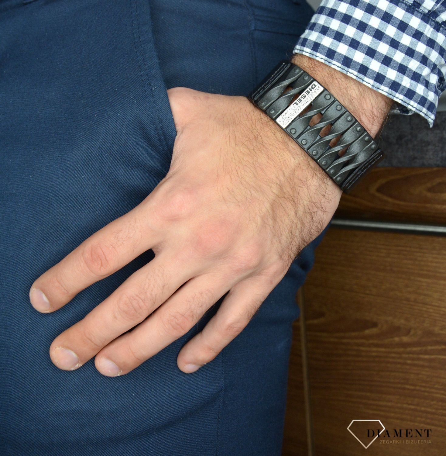 Biżuteria męska Bransoletka męska 'Szeroki skórzany Diesel' DXM0579040 wykonana ze skóry w czarnym kolorze z elementami stali szlachetnej i dużym czytelnym napisem DIESEL-001.jpg