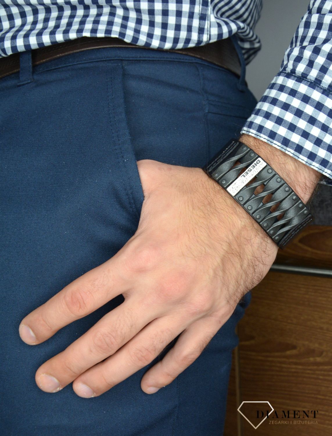 Biżuteria męska Bransoletka męska 'Szeroki skórzany Diesel' DXM0579040 wykonana ze skóry w czarnym kolorze z elementami stali szlachetnej i dużym czytelnym napisem DIESEL-001.jpg