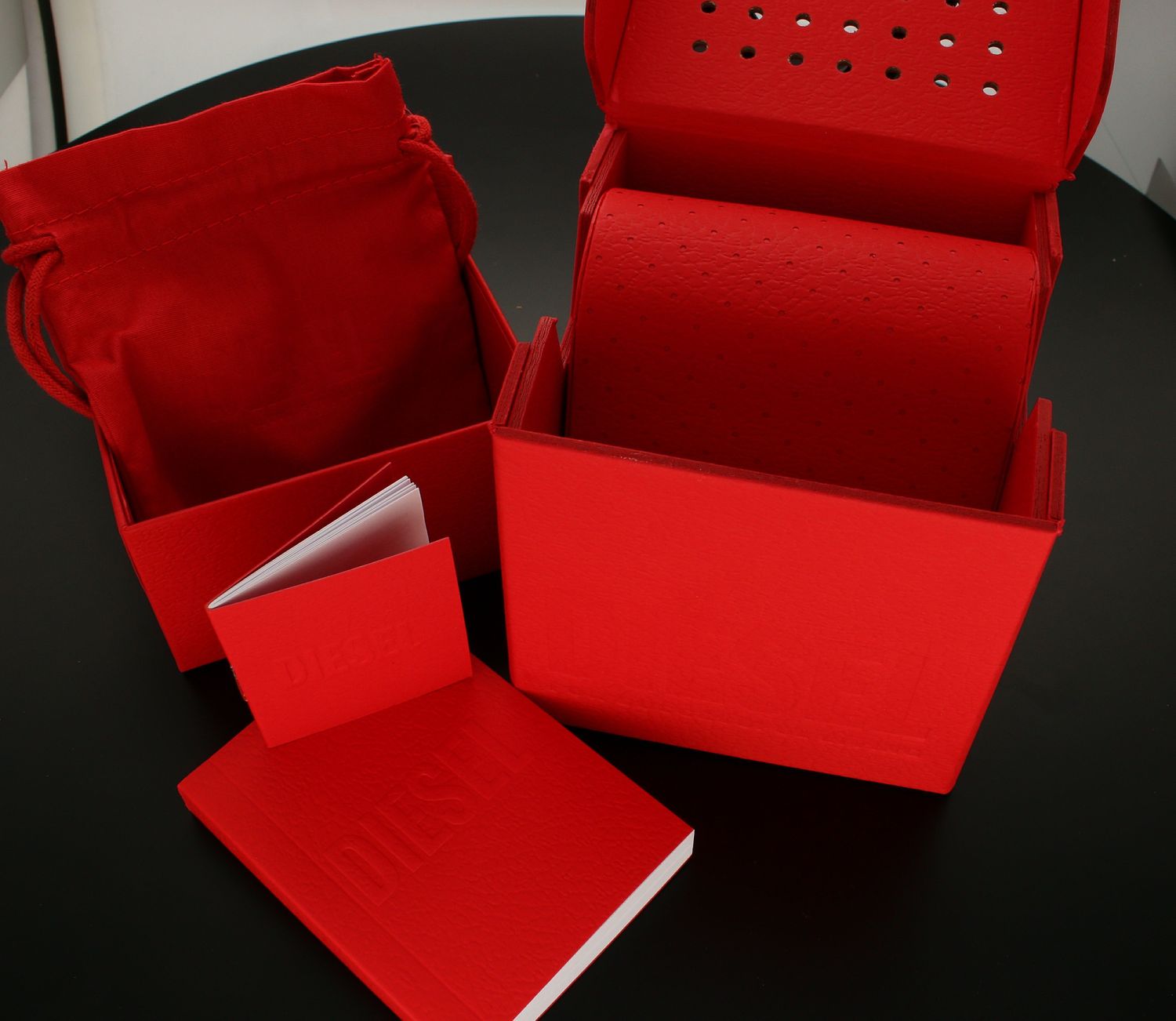 1 Zegarek męski Diesel Spiked Chronograph na bransolecie DZ4625. Męski zegarek nowoczesny. Zegarek męski Diesel. Zegarek męski z chronografem. Zegarek męski Diesel idealny dla mężczyzny na prezent. Zegarek męski srebrno złoty..jpg