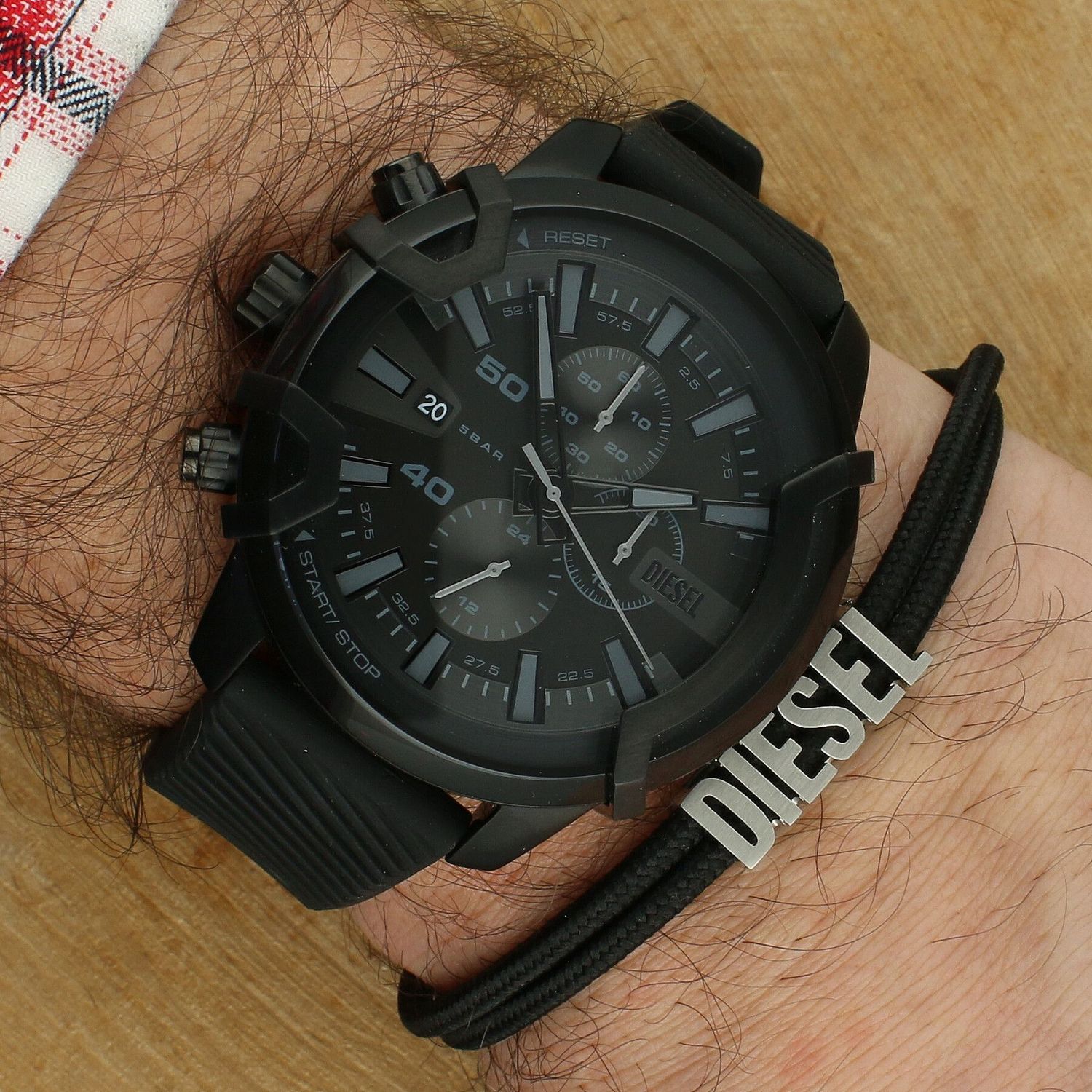 Diesel DZ4650SET Griffed Gift Set to modowy zestaw prezentowy z czarnym zegarkiem kwarcowym. Stalowa koperta, szkło mineralne, pasek z tworzywa, wodoszczelność 5 ATM, chronograf (stoper do 1h), datownik oraz tryb 1224h.1.jpg