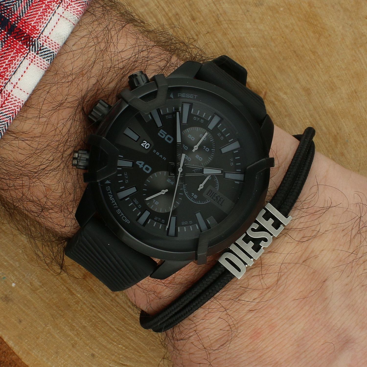 Diesel DZ4650SET Griffed Gift Set to modowy zestaw prezentowy z czarnym zegarkiem kwarcowym. Stalowa koperta, szkło mineralne, pasek z tworzywa, wodoszczelność 5 ATM, chronograf (stoper do 1h), datownik oraz tryb 1224h.1.jpg