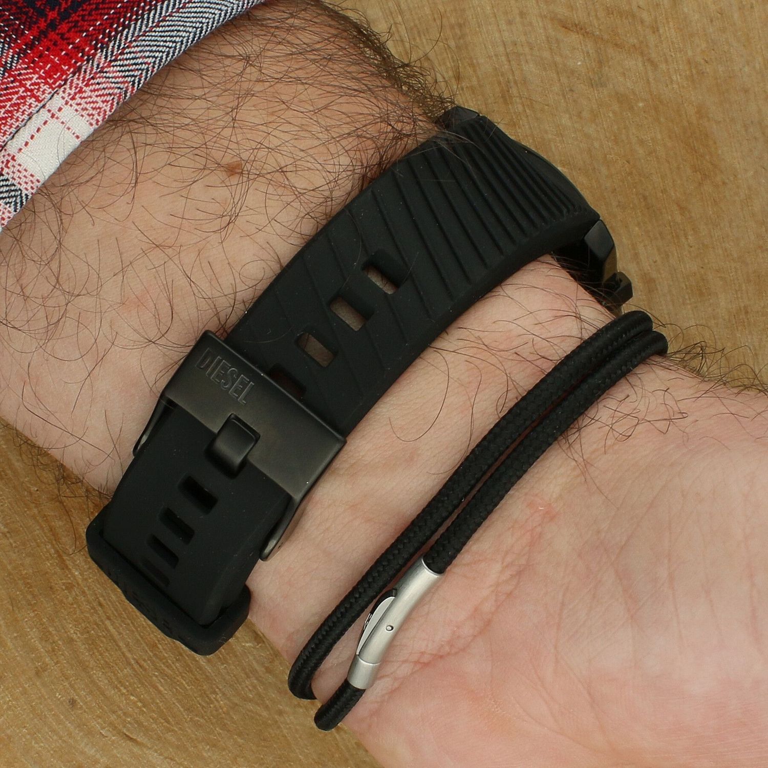 Diesel DZ4650SET Griffed Gift Set to modowy zestaw prezentowy z czarnym zegarkiem kwarcowym. Stalowa koperta, szkło mineralne, pasek z tworzywa, wodoszczelność 5 ATM, chronograf (stoper do 1h), datownik oraz tryb 1224h.1.jpg