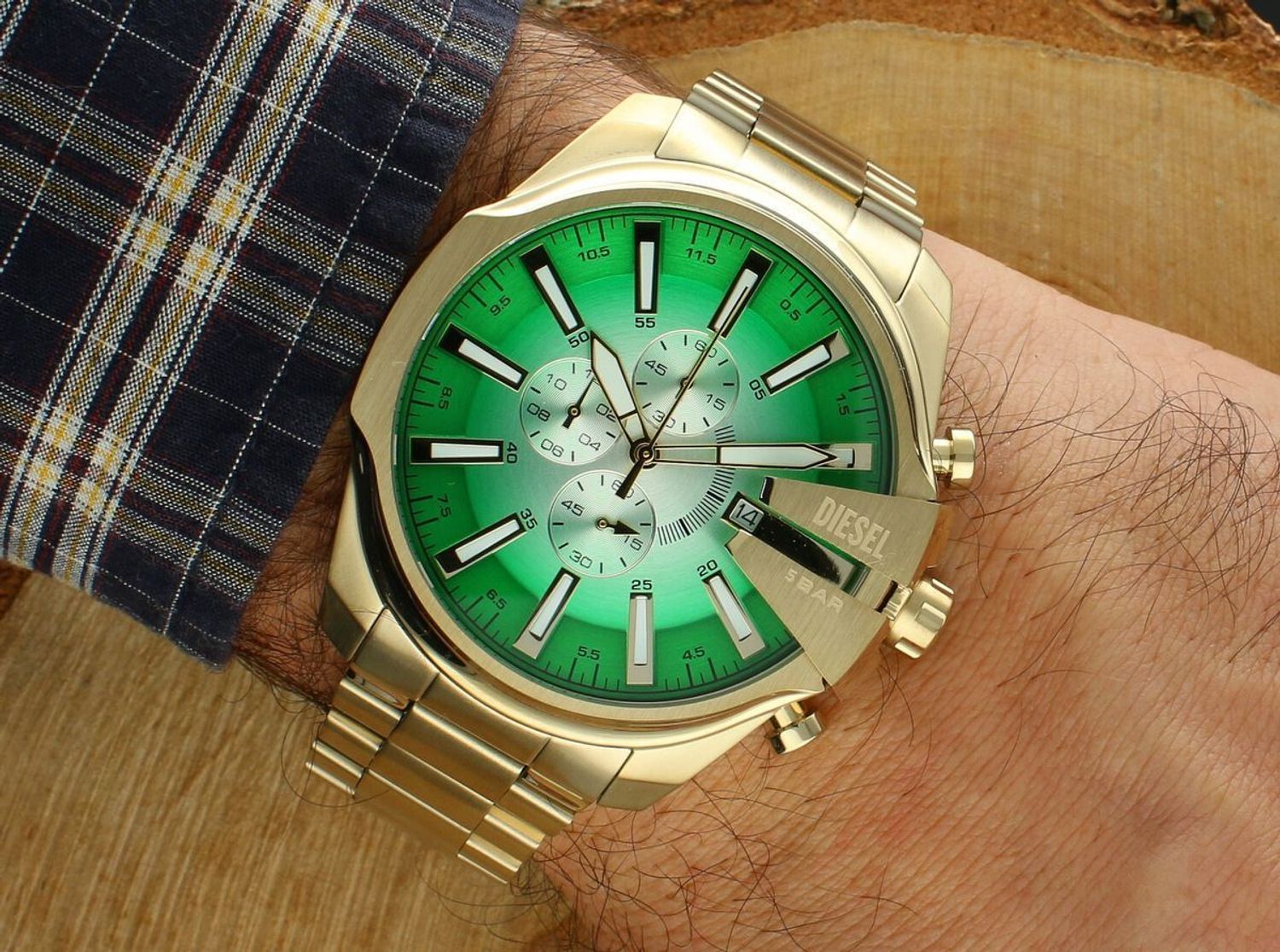 Zegarek męski Diesel DZ4684 Mega Chief Slim Gold z chronografem, stalową złotą kopertą i bransoletą, mineralnym szkłem, zieloną tarczą, datownikiem i wodoszczelnością 50 m – nowoczesny i 1.jpg