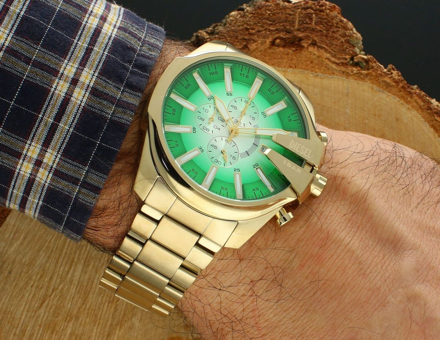 Zegarek męski Diesel DZ4684 Mega Chief Slim Gold z chronografem, stalową złotą kopertą i bransoletą, mineralnym szkłem, zieloną tarczą, datownikiem i wodoszczelnością 50 m – nowoczesny i 1.jpg