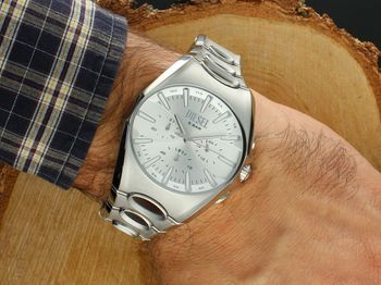 Zegarek męski Diesel D-Curve Chronograph DZ4694 z funkcją chronografu, stalową kopertą i bransoletą, mineralnym szkłem i wodoszczelnością 50 m – futurystyczny design i trwałość.2.jpg