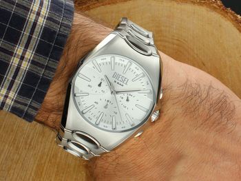 Zegarek męski Diesel D-Curve Chronograph DZ4694 z funkcją chronografu, stalową kopertą i bransoletą, mineralnym szkłem i wodoszczelnością 50 m – futurystyczny design i trwałość.3.jpg