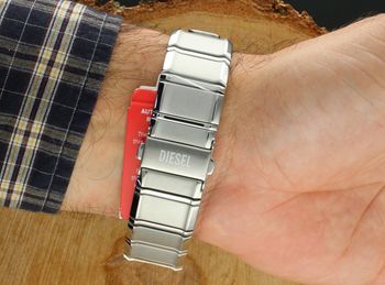 Zegarek męski Diesel D-Curve Chronograph DZ4694 z funkcją chronografu, stalową kopertą i bransoletą, mineralnym szkłem i wodoszczelnością 50 m – futurystyczny design i trwałość.5.jpg