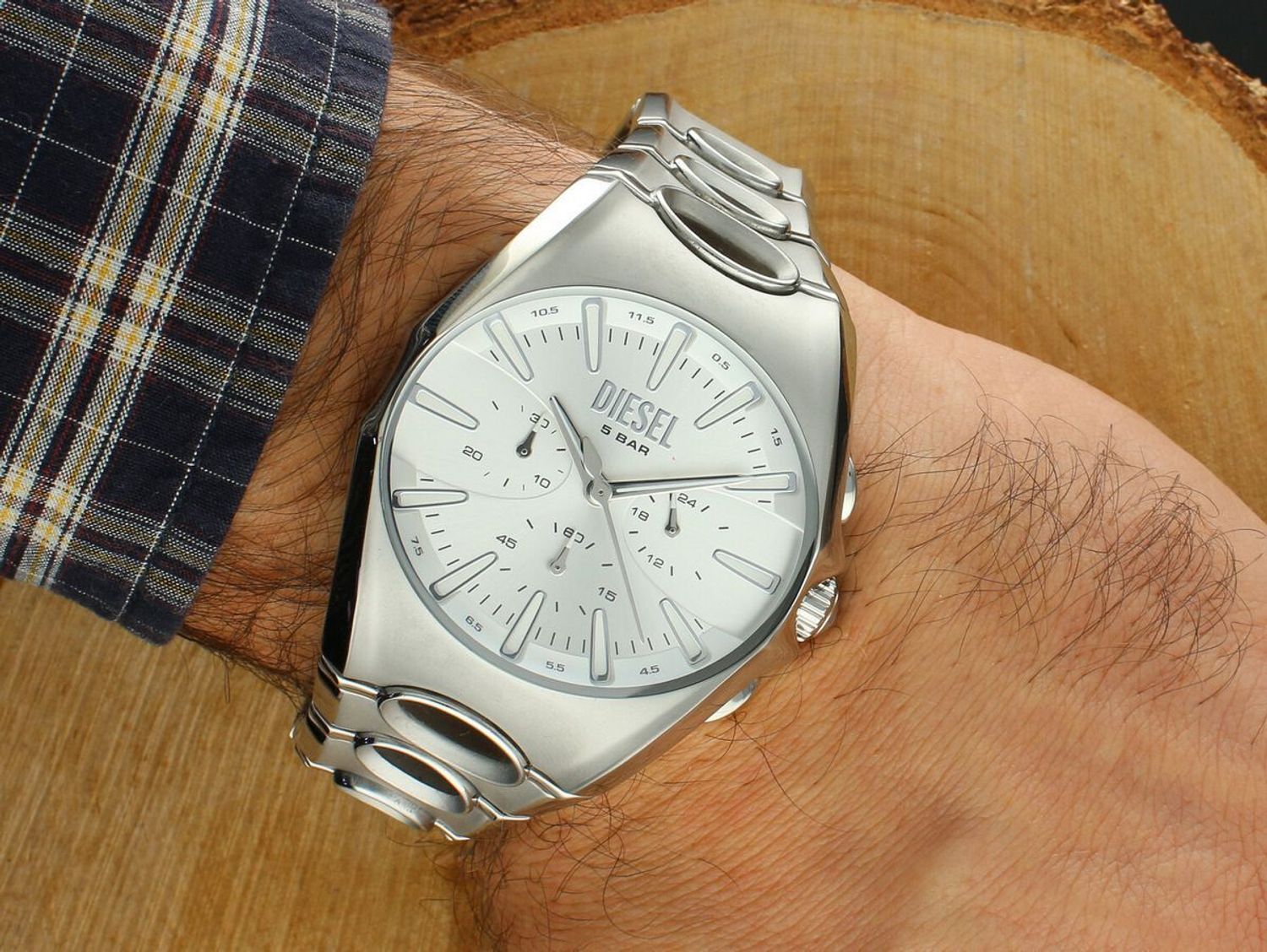 Zegarek męski Diesel D-Curve Chronograph DZ4694 z funkcją chronografu, stalową kopertą i bransoletą, mineralnym szkłem i wodoszczelnością 50 m – futurystyczny design i trwałość.1.jpg