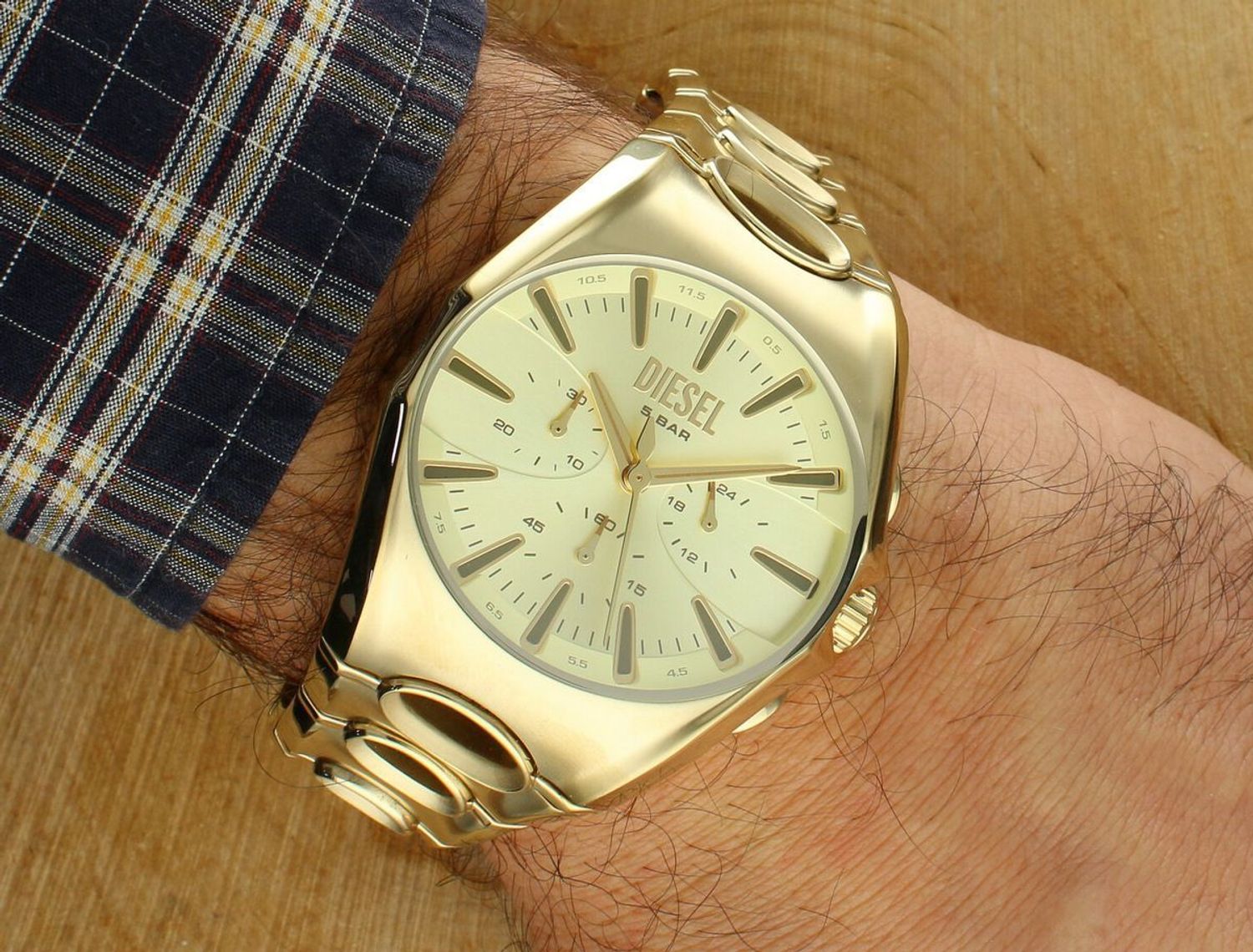 Zegarek męski Diesel D-48 DZ4695 z funkcją chronografu, stalową kopertą i bransoletą PVD w złotym kolorze, tarczą ze szlifem słonecznym, mechanizmem kwarcowym i wodoszczelnością 1.jpg