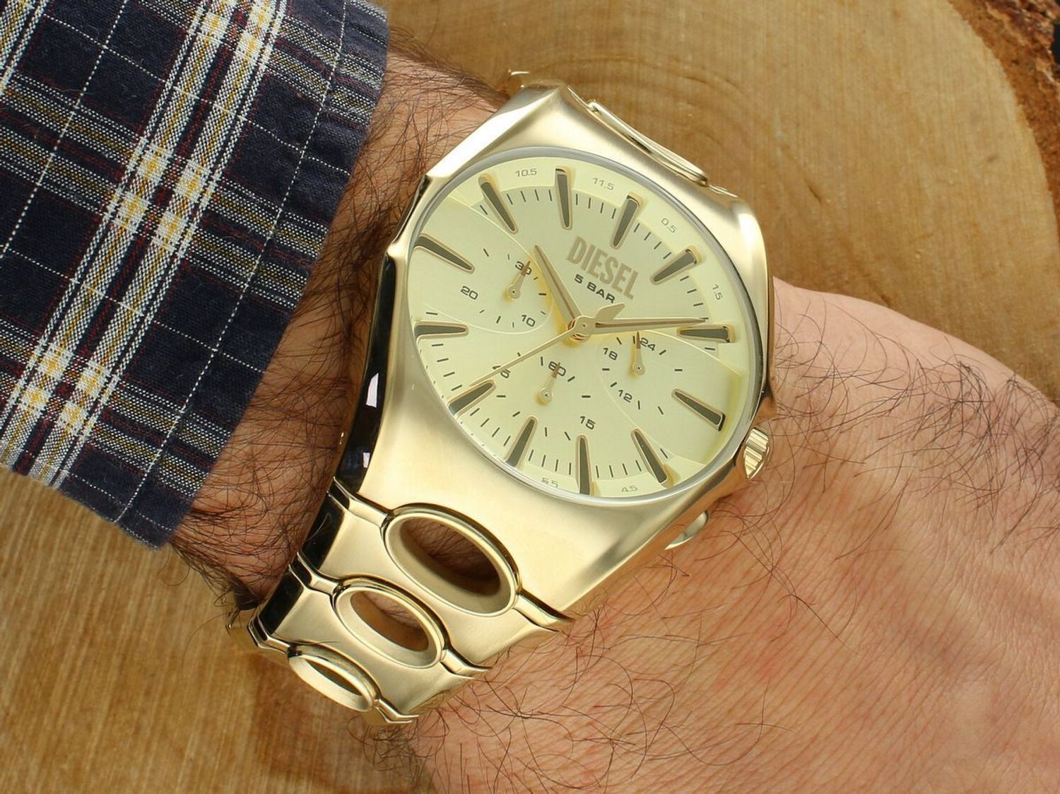 Zegarek męski Diesel D-48 DZ4695 z funkcją chronografu, stalową kopertą i bransoletą PVD w złotym kolorze, tarczą ze szlifem słonecznym, mechanizmem kwarcowym i wodoszczelnością 1.jpg
