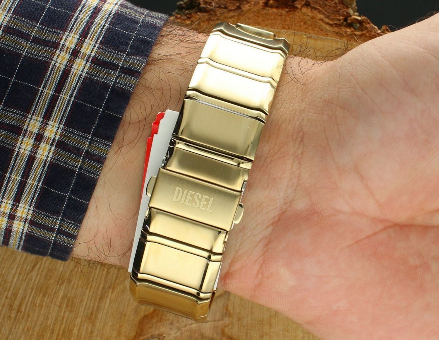 Zegarek męski Diesel D-48 DZ4695 z funkcją chronografu, stalową kopertą i bransoletą PVD w złotym kolorze, tarczą ze szlifem słonecznym, mechanizmem kwarcowym i wodoszczelnością 1.jpg