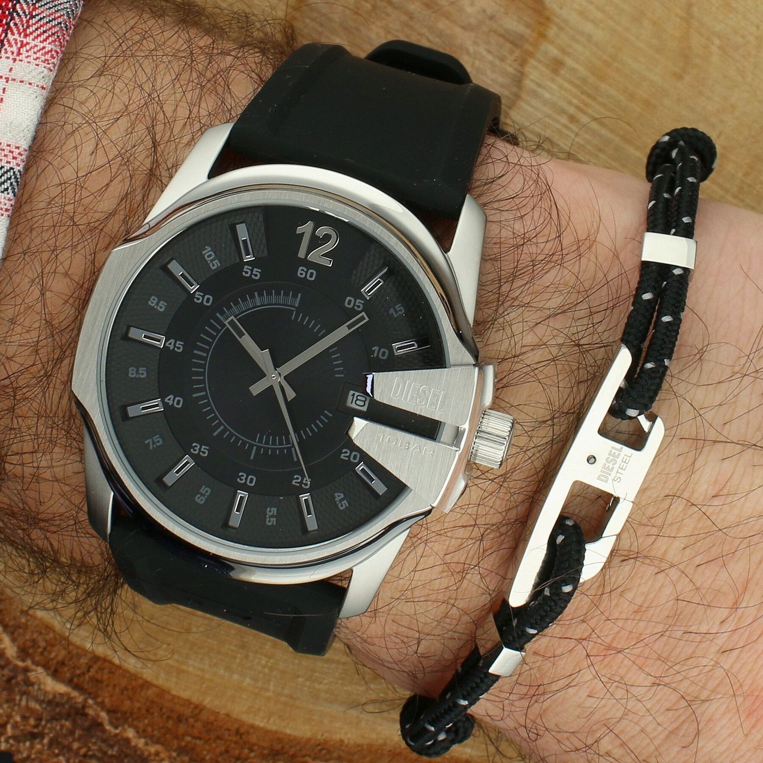 Diesel DZ4700SET Master Chief to męski zegarek kwarcowy z czarną tarczą, stalową kopertą i silikonowym paskiem. Posiada datownik, szkło mineralne oraz zakręcany dekiel. Idealny do stylu casual i aktywnego dnia.1.jpg