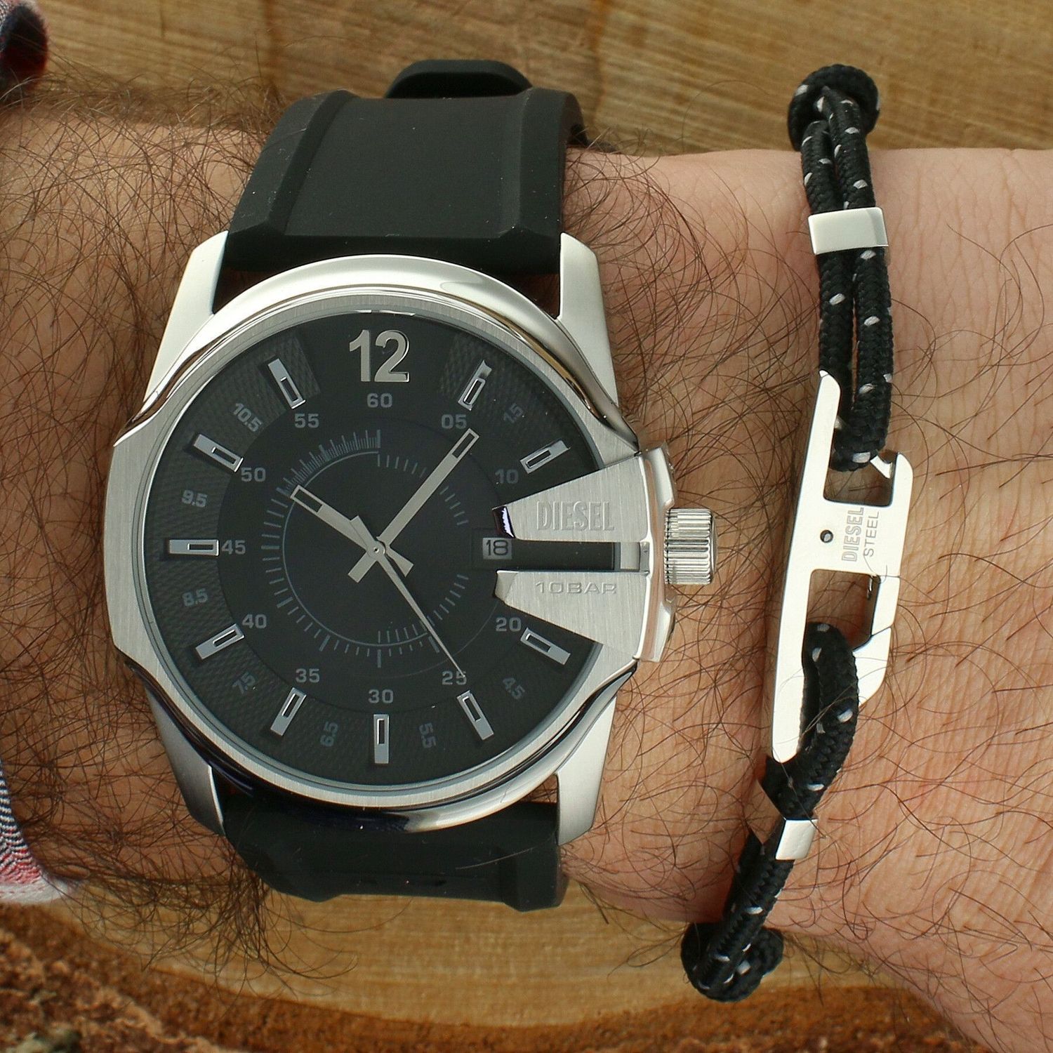 Diesel DZ4700SET Master Chief to męski zegarek kwarcowy z czarną tarczą, stalową kopertą i silikonowym paskiem. Posiada datownik, szkło mineralne oraz zakręcany dekiel. Idealny do stylu casual i aktywnego dnia.1.jpg