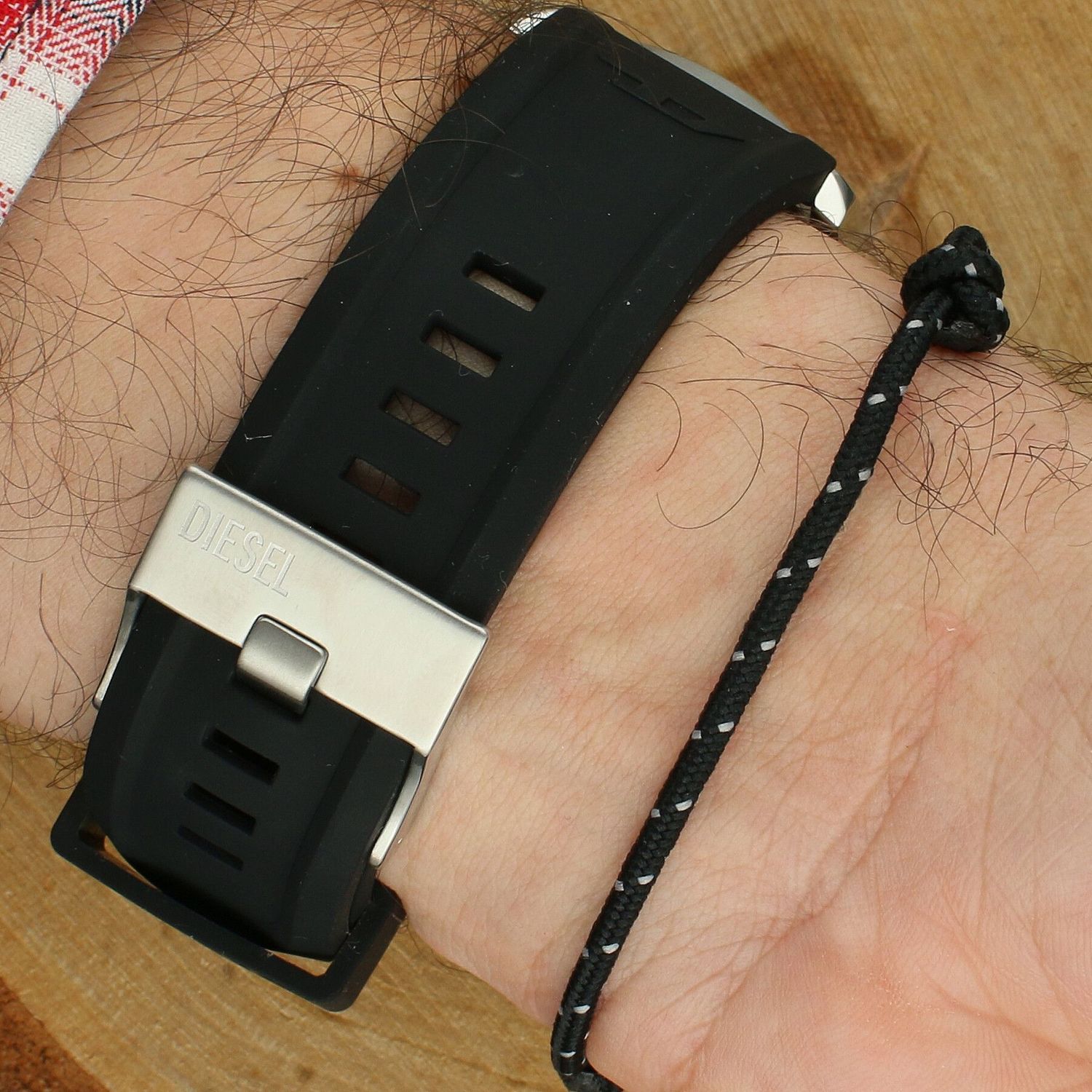 Diesel DZ4700SET Master Chief to męski zegarek kwarcowy z czarną tarczą, stalową kopertą i silikonowym paskiem. Posiada datownik, szkło mineralne oraz zakręcany dekiel. Idealny do stylu casual i aktywnego dnia.1.jpg