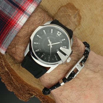 Diesel DZ4700SET Master Chief to męski zegarek kwarcowy z czarną tarczą, stalową kopertą i silikonowym paskiem. Posiada datownik, szkło mineralne oraz zakręcany dekiel. Idealny do stylu casual i aktywnego dnia.2.jpg