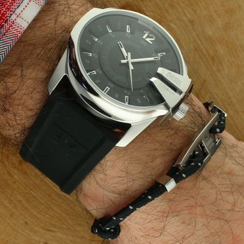 Diesel DZ4700SET Master Chief to męski zegarek kwarcowy z czarną tarczą, stalową kopertą i silikonowym paskiem. Posiada datownik, szkło mineralne oraz zakręcany dekiel. Idealny do stylu casual i aktywnego dnia.5.jpg