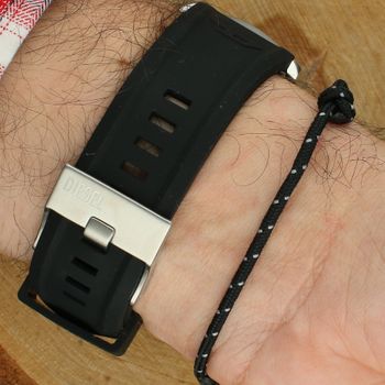 Diesel DZ4700SET Master Chief to męski zegarek kwarcowy z czarną tarczą, stalową kopertą i silikonowym paskiem. Posiada datownik, szkło mineralne oraz zakręcany dekiel. Idealny do stylu casual i aktywnego dnia.6.jpg