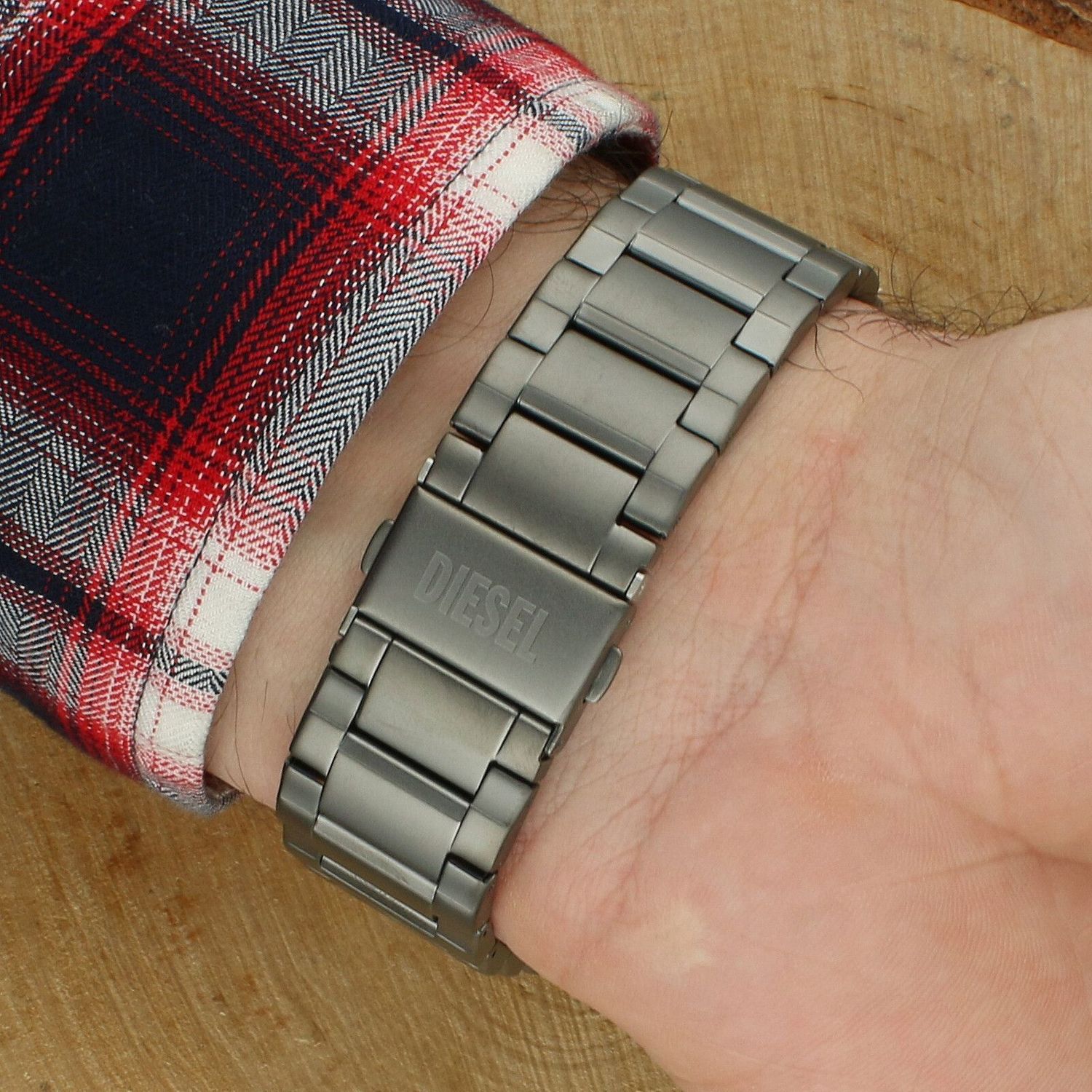 Diesel DZ7487 to modowy zegarek kwarcowy z szarą tarczą, stalową kopertą i bransoletą. Posiada chronograf (stoper do 30 min), datownik oraz wskazanie czasu w 4 strefach czasowych. Odporny na zachlapania.1.jpg