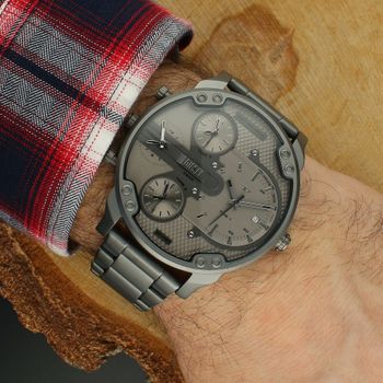 Diesel DZ7487 to modowy zegarek kwarcowy z szarą tarczą, stalową kopertą i bransoletą. Posiada chronograf (stoper do 30 min), datownik oraz wskazanie czasu w 4 strefach czasowych. Odporny na zachlapania.2.jpg