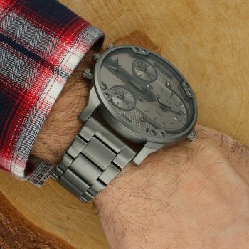 Diesel DZ7487 to modowy zegarek kwarcowy z szarą tarczą, stalową kopertą i bransoletą. Posiada chronograf (stoper do 30 min), datownik oraz wskazanie czasu w 4 strefach czasowych. Odporny na zachlapania.3.jpg