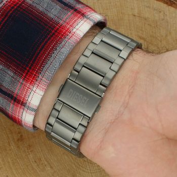 Diesel DZ7487 to modowy zegarek kwarcowy z szarą tarczą, stalową kopertą i bransoletą. Posiada chronograf (stoper do 30 min), datownik oraz wskazanie czasu w 4 strefach czasowych. Odporny na zachlapania.4.jpg