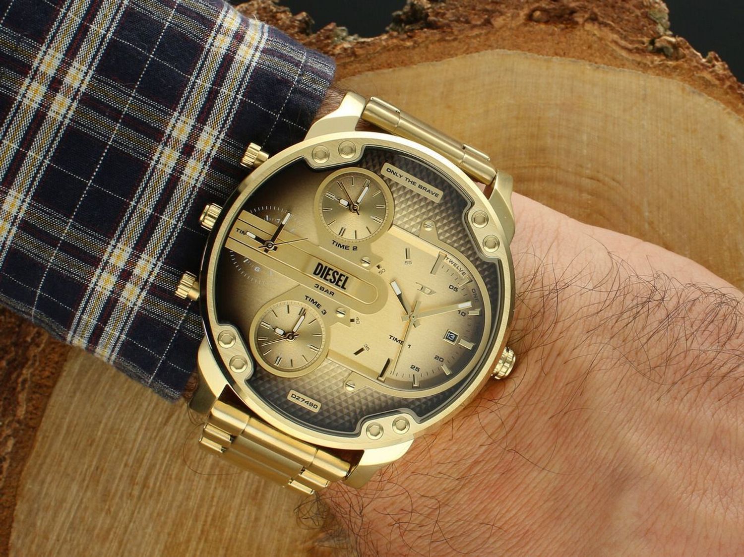 Zegarek męski Diesel Mr. Daddy Slim DZ7490 ze złotą kopertą, tarczą i bransoletą, mechanizmem kwarcowym, szkłem mineralnym i wodoszczelnością 30 m – elegancja i styl w jednym.1.jpg