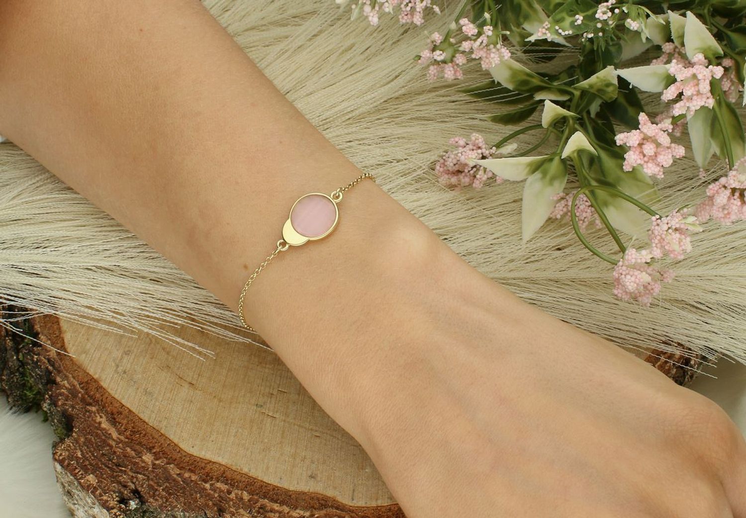 Pozłacana bransoletka srebrna 925 DZB342RKOZ z różowym kamieniem 1,5 × 1,2 cm. Długość 17+3 cm, zapięcie na karabińczyk, waga 2,65 g. Delikatna i romantyczna biżuteria idealna na prezent.1.jpg