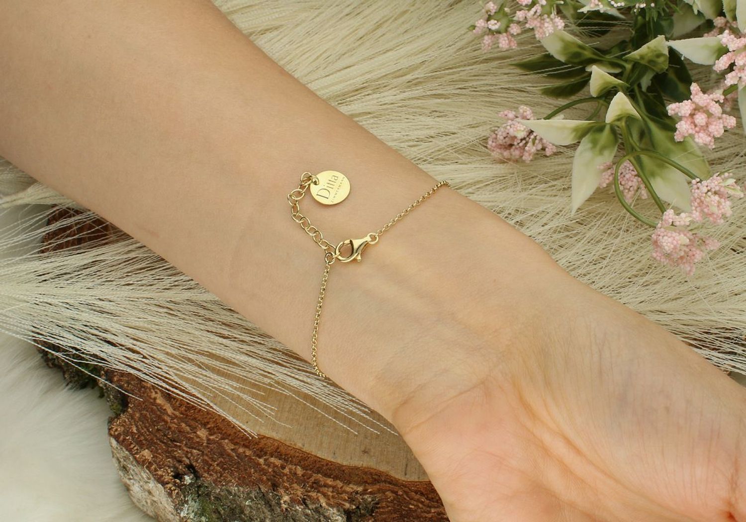 Pozłacana bransoletka srebrna 925 DZB342RKOZ z różowym kamieniem 1,5 × 1,2 cm. Długość 17+3 cm, zapięcie na karabińczyk, waga 2,65 g. Delikatna i romantyczna biżuteria idealna na prezent.1.jpg