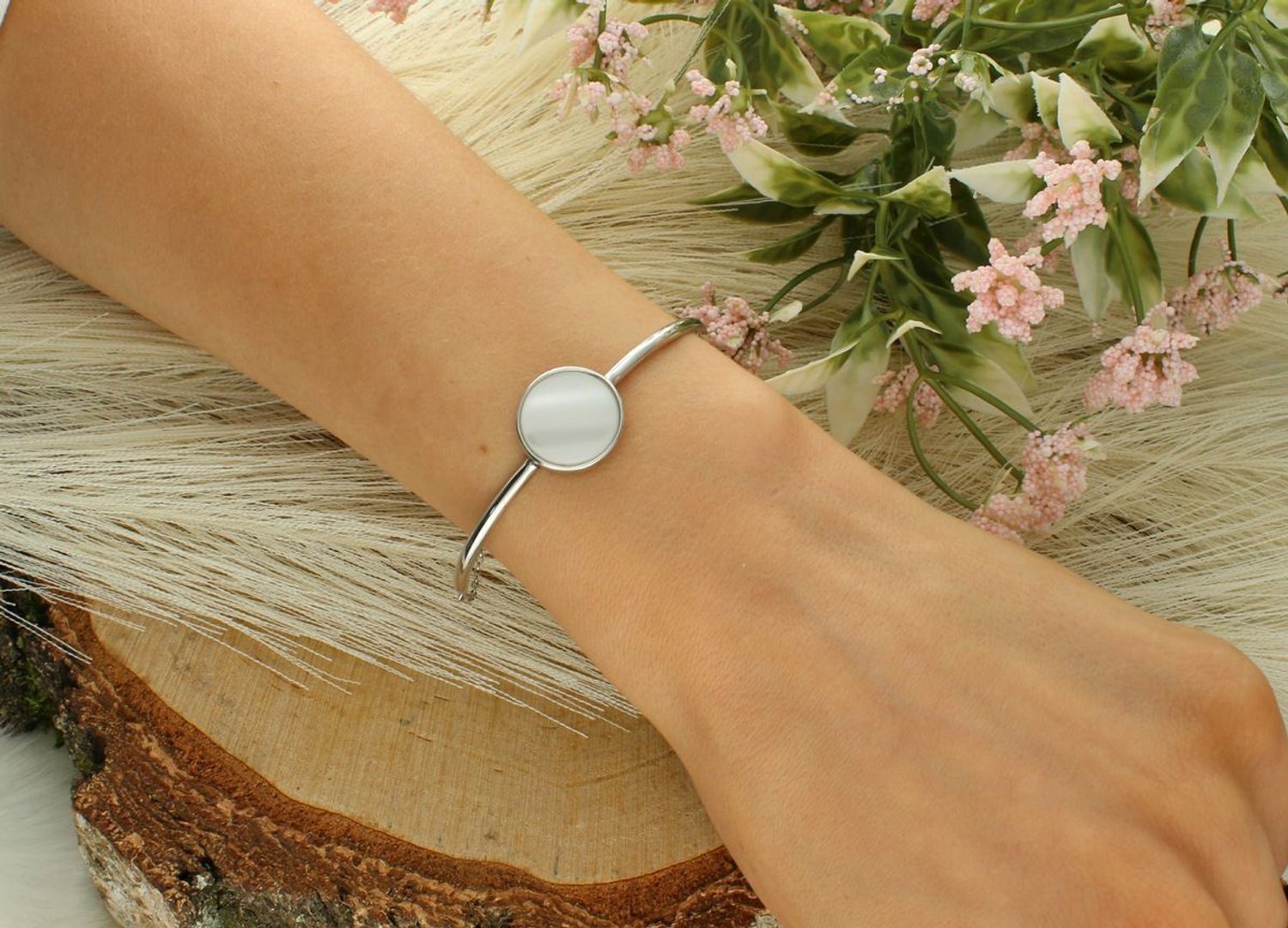 Bransoletka srebrna 925 DZB393MPBR półsztywna z masą perłową, długość 17+2 cm, waga 5,00 g. Subtelna, elegancka biżuteria damska z klasą – idealna na prezent.1021,06,25_104021,06,25.jpg