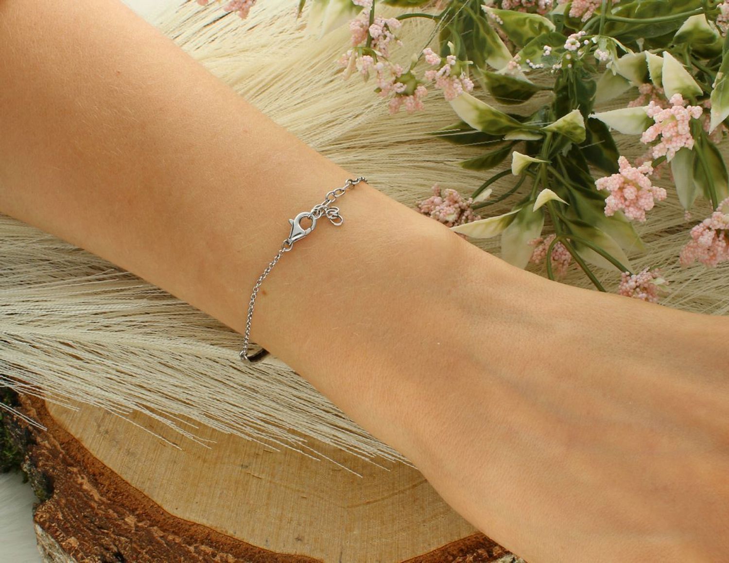 Bransoletka srebrna 925 DZB393MPBR półsztywna z masą perłową, długość 17+2 cm, waga 5,00 g. Subtelna, elegancka biżuteria damska z klasą – idealna na prezent.1021,06,25_104021,06,25.jpg