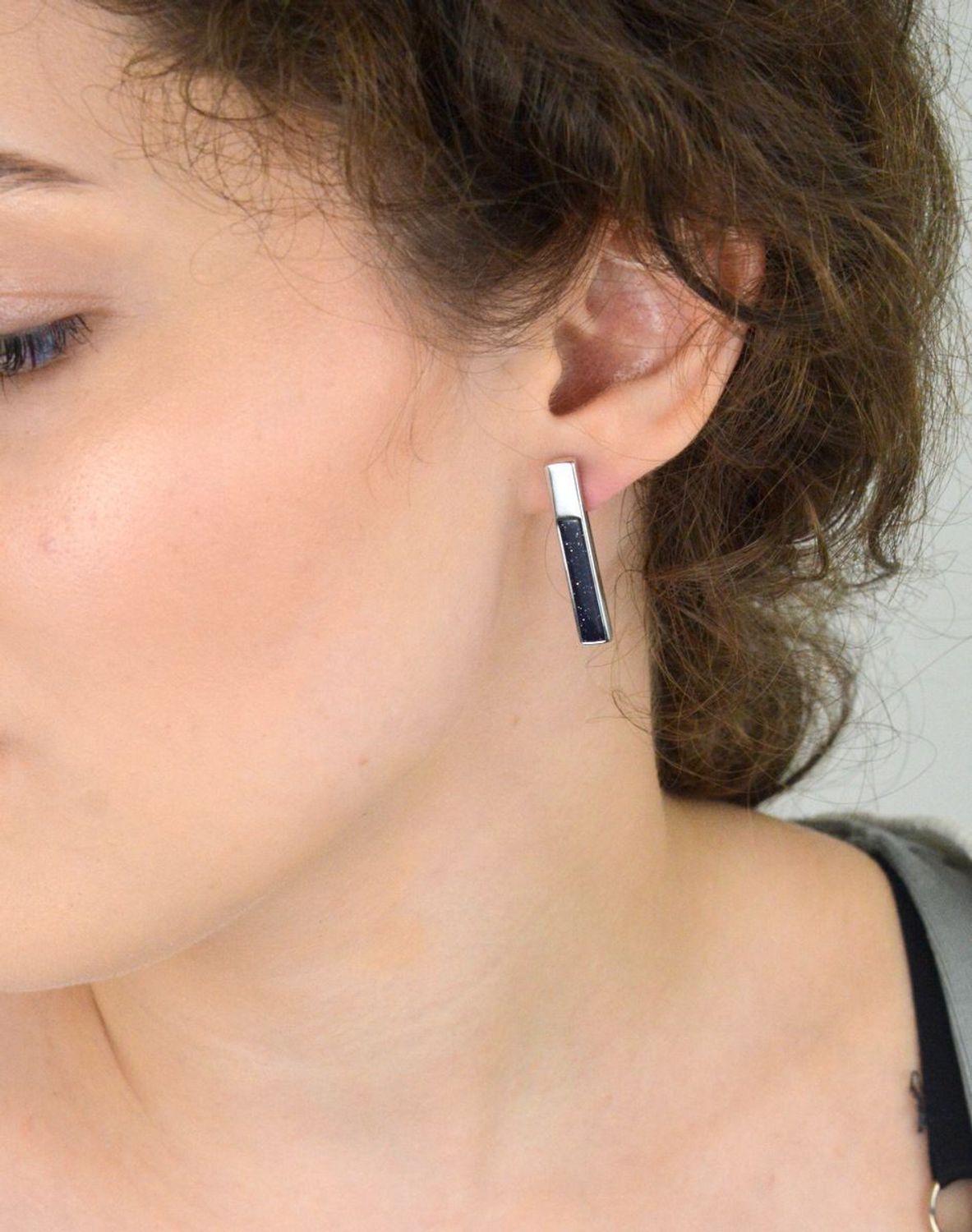 Kolczyki damskie srebrne próba 925 z kamieniem noc kairu. Nowoczesne sztywne patyczki o długości 3 cm i wadze 4,70 g. Zapięcie na sztyft. Model DZK391NKR.1.jpg