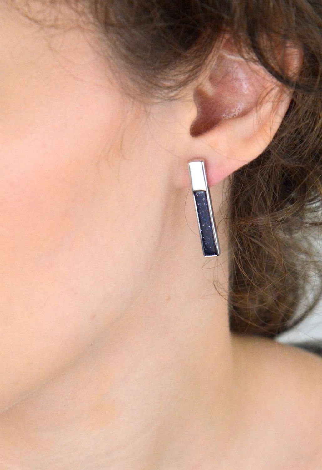 Kolczyki damskie srebrne próba 925 z kamieniem noc kairu. Nowoczesne sztywne patyczki o długości 3 cm i wadze 4,70 g. Zapięcie na sztyft. Model DZK391NKR.1.jpg