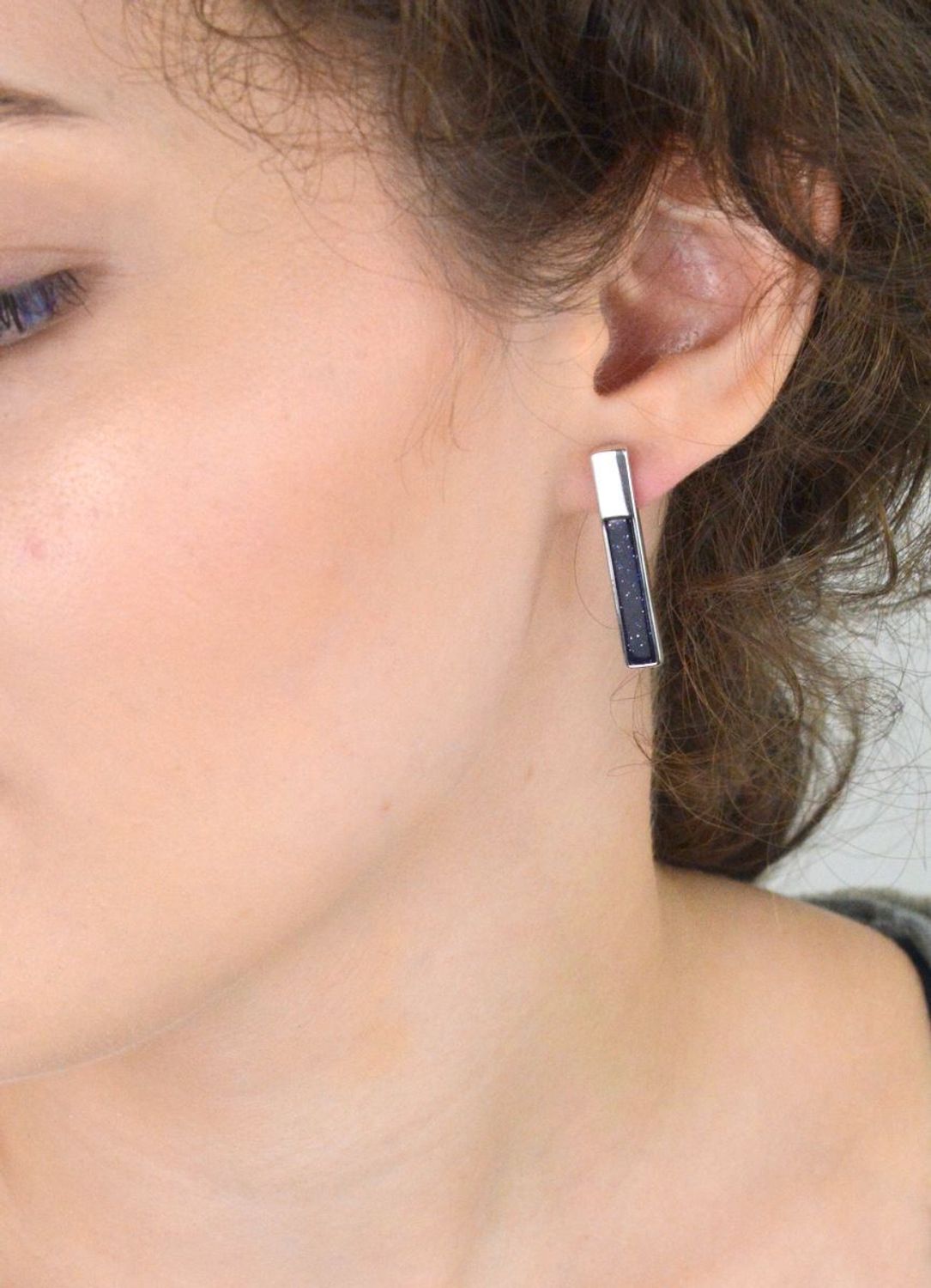 Kolczyki damskie srebrne próba 925 z kamieniem noc kairu. Nowoczesne sztywne patyczki o długości 3 cm i wadze 4,70 g. Zapięcie na sztyft. Model DZK391NKR.1.jpg