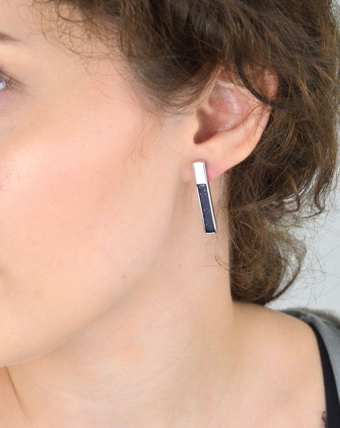 Kolczyki damskie srebrne próba 925 z kamieniem noc kairu. Nowoczesne sztywne patyczki o długości 3 cm i wadze 4,70 g. Zapięcie na sztyft. Model DZK391NKR.1.jpg