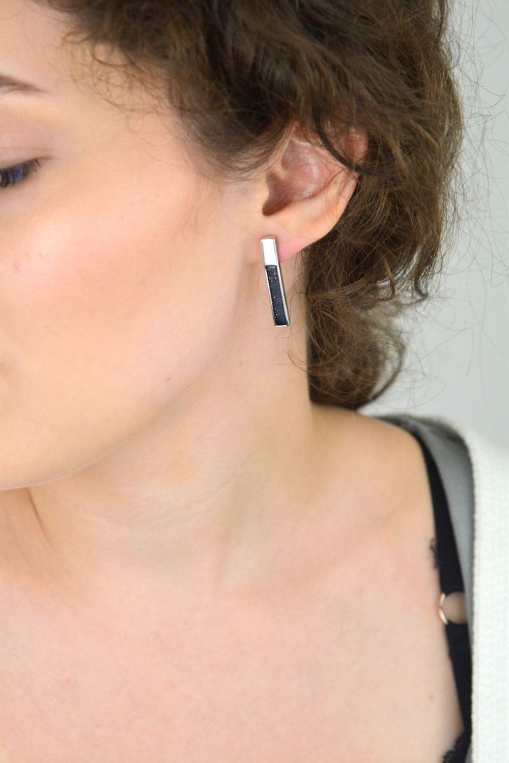 Kolczyki damskie srebrne próba 925 z kamieniem noc kairu. Nowoczesne sztywne patyczki o długości 3 cm i wadze 4,70 g. Zapięcie na sztyft. Model DZK391NKR.1.jpg