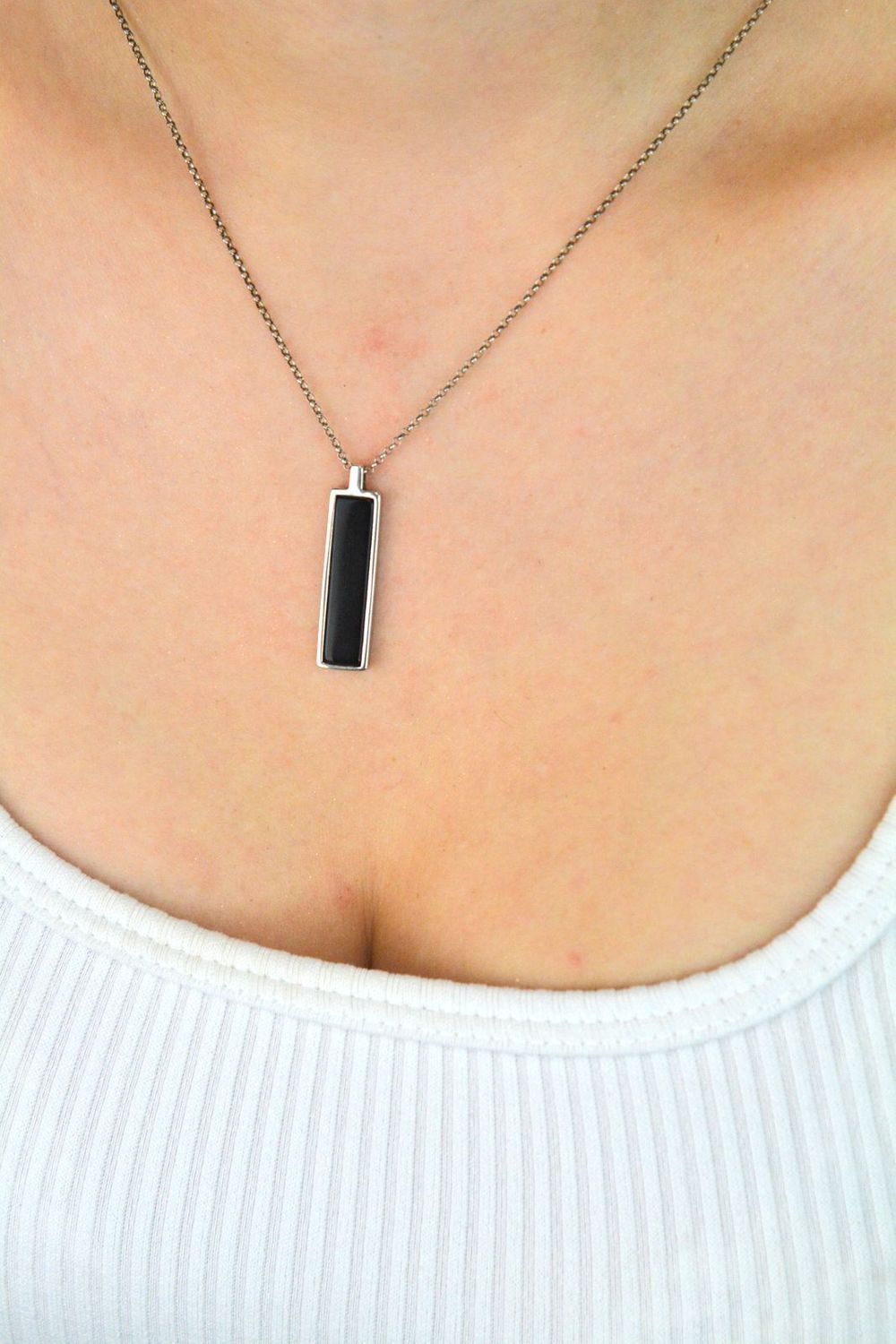 Srebrny naszyjnik damski DZN185ONXR próby 925 z elegancką blaszką zdobioną naturalnym onyksem. Długość 45+3 cm, waga 5,15 g. Doskonały na prezent lub do codziennej stylizacji.1.jpg