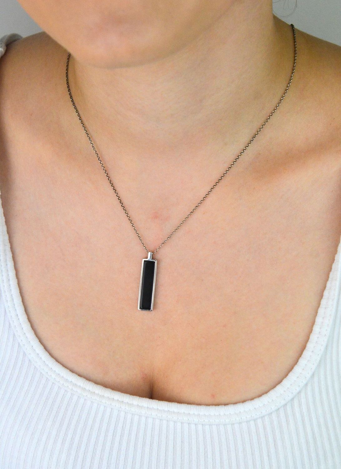 Srebrny naszyjnik damski DZN185ONXR próby 925 z elegancką blaszką zdobioną naturalnym onyksem. Długość 45+3 cm, waga 5,15 g. Doskonały na prezent lub do codziennej stylizacji.1.jpg