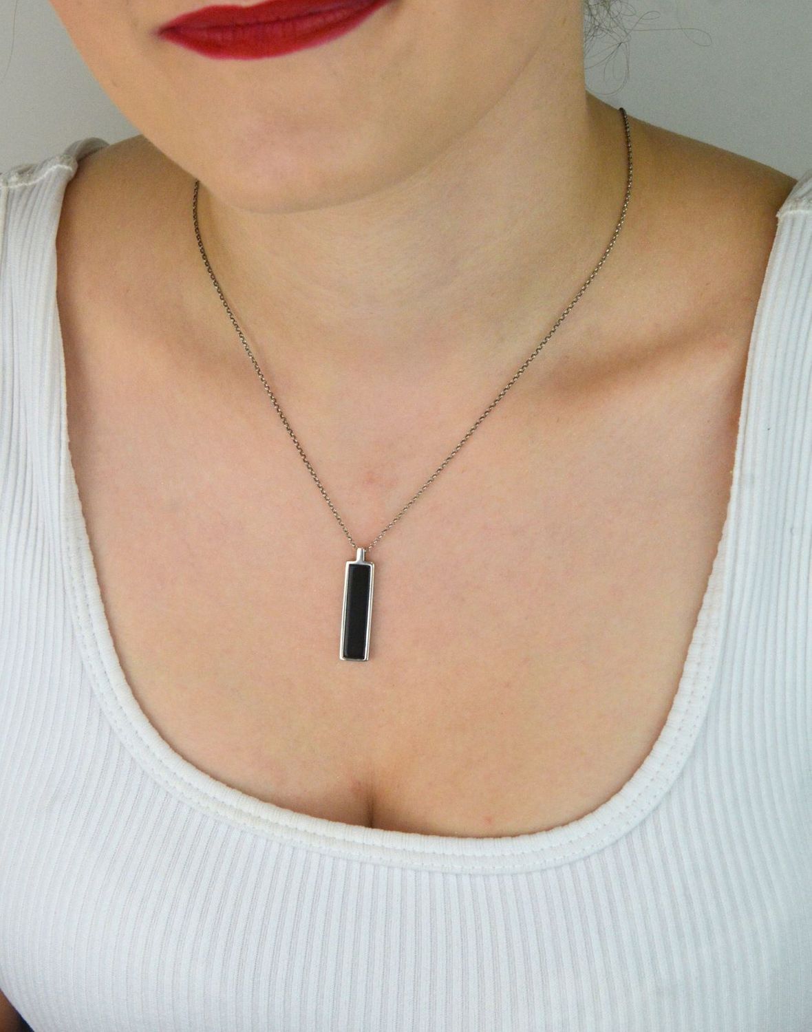 Srebrny naszyjnik damski DZN185ONXR próby 925 z elegancką blaszką zdobioną naturalnym onyksem. Długość 45+3 cm, waga 5,15 g. Doskonały na prezent lub do codziennej stylizacji.1.jpg