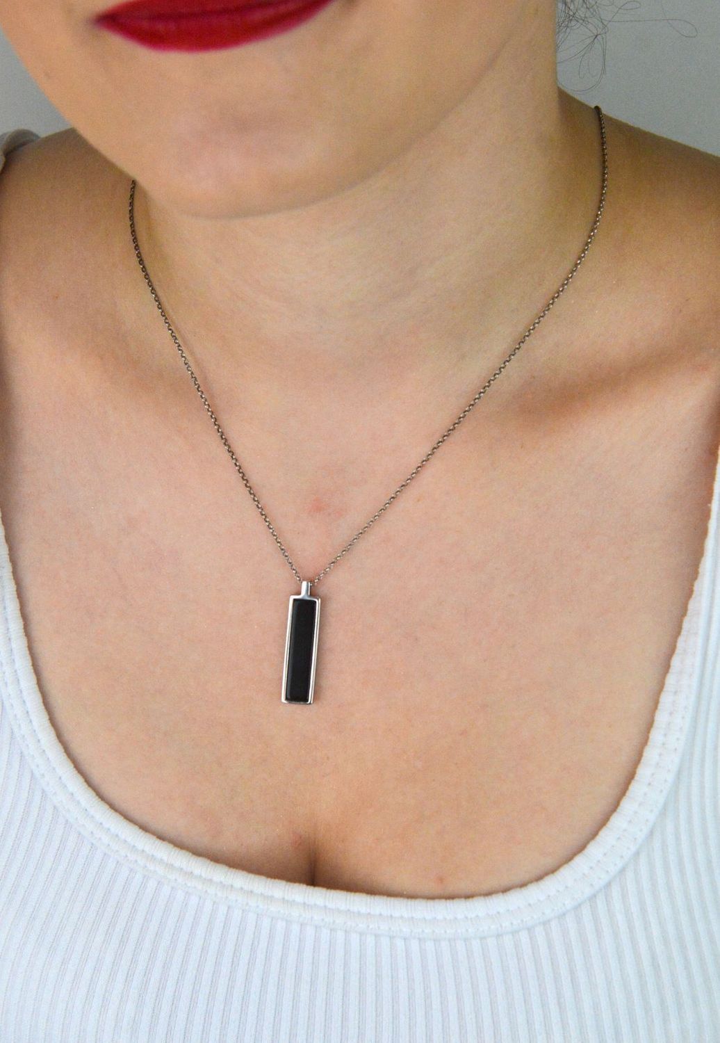 Srebrny naszyjnik damski DZN185ONXR próby 925 z elegancką blaszką zdobioną naturalnym onyksem. Długość 45+3 cm, waga 5,15 g. Doskonały na prezent lub do codziennej stylizacji.1.jpg