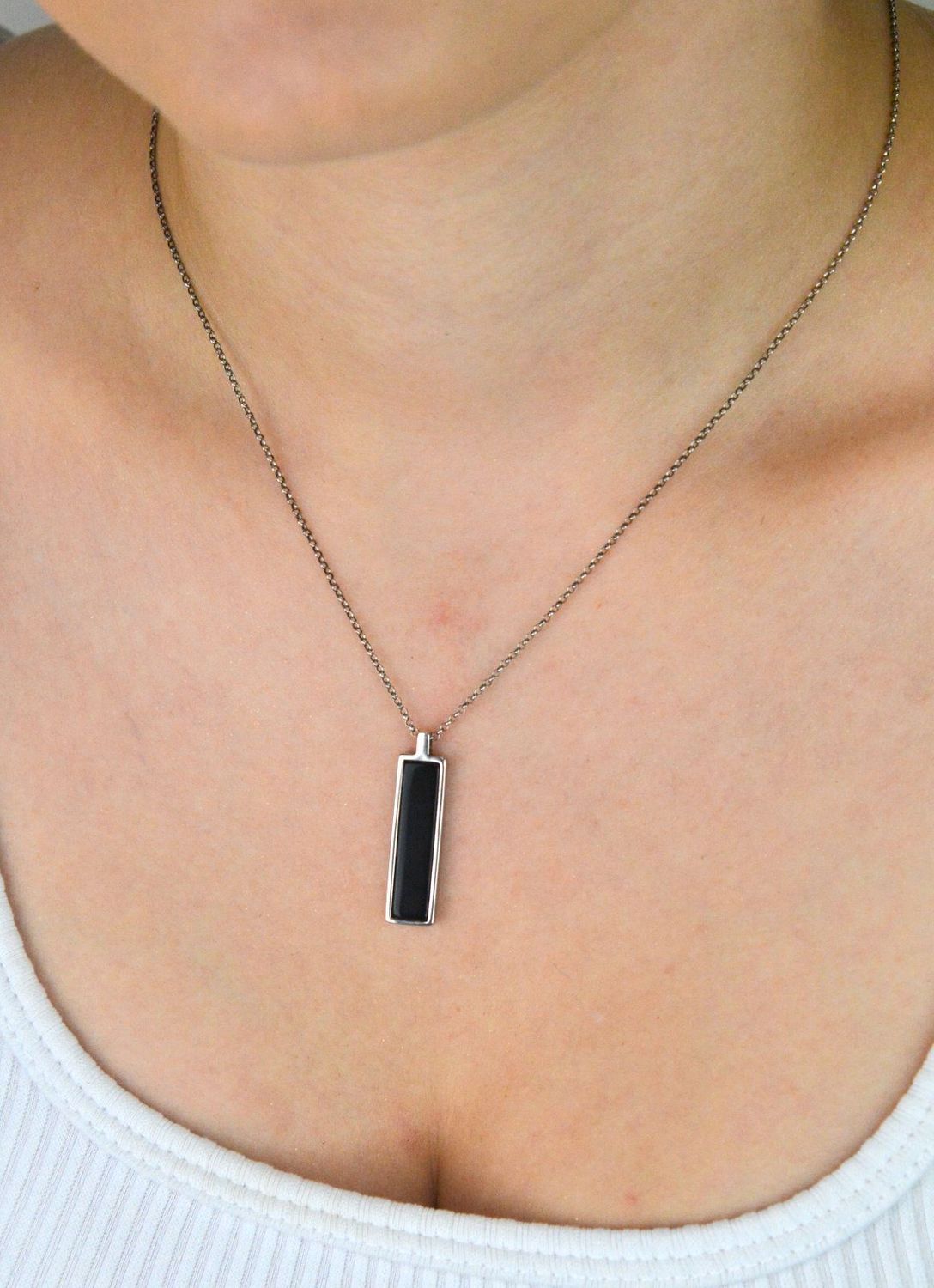 Srebrny naszyjnik damski DZN185ONXR próby 925 z elegancką blaszką zdobioną naturalnym onyksem. Długość 45+3 cm, waga 5,15 g. Doskonały na prezent lub do codziennej stylizacji.1.jpg