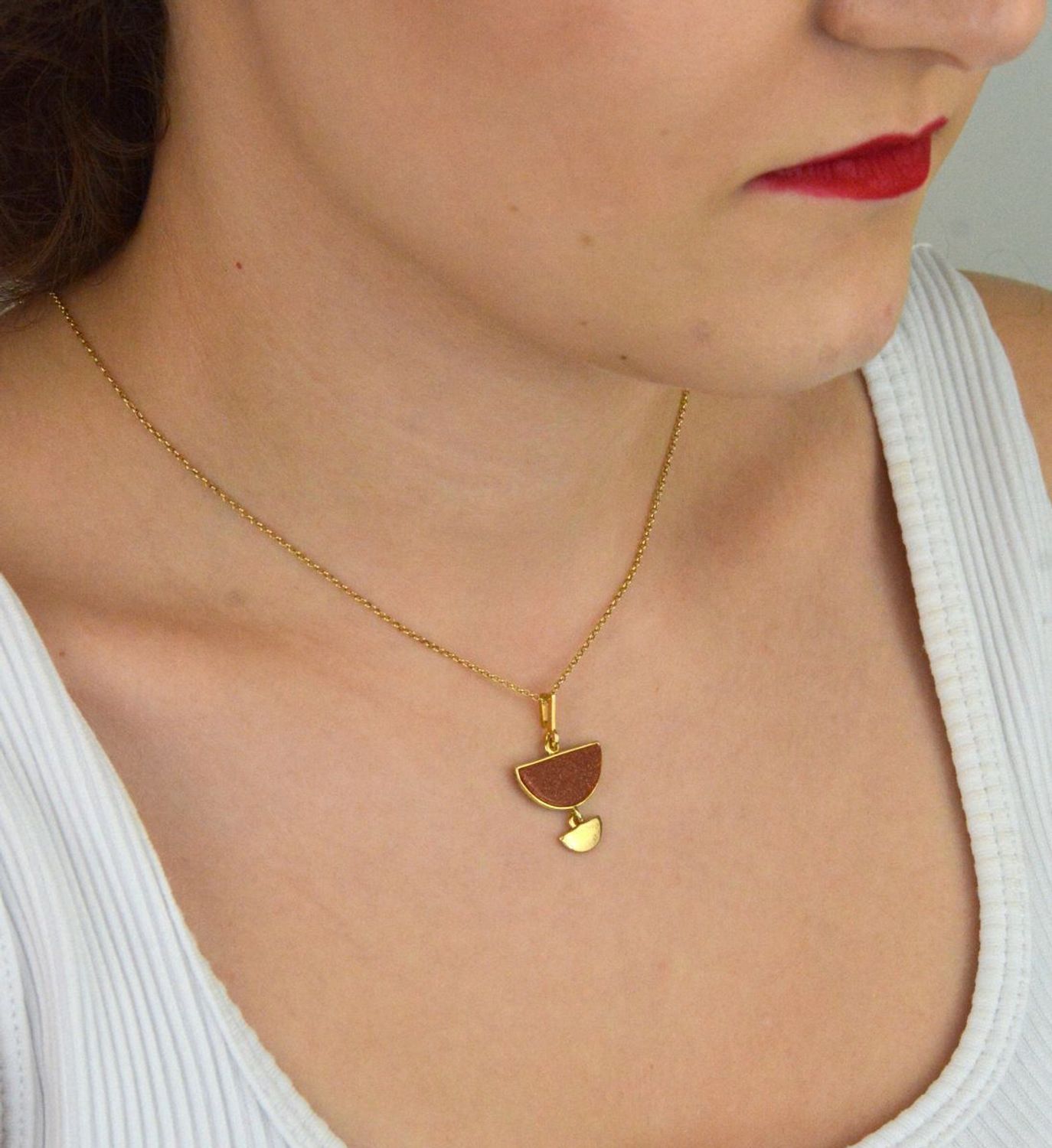 Pozłacany naszyjnik damski srebro 925 z geometryczną zawieszką i piaskiem pustyni. Długość 45 + 3 cm, zapięcie na karabińczyk. Elegancja i nowoczesność w jednym.1.jpg