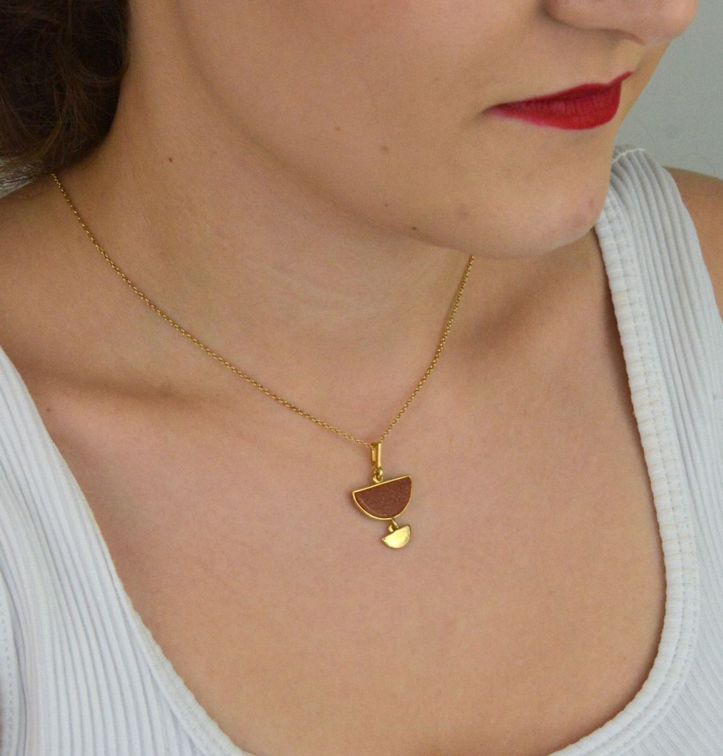 Pozłacany naszyjnik damski srebro 925 z geometryczną zawieszką i piaskiem pustyni. Długość 45 + 3 cm, zapięcie na karabińczyk. Elegancja i nowoczesność w jednym.1.jpg