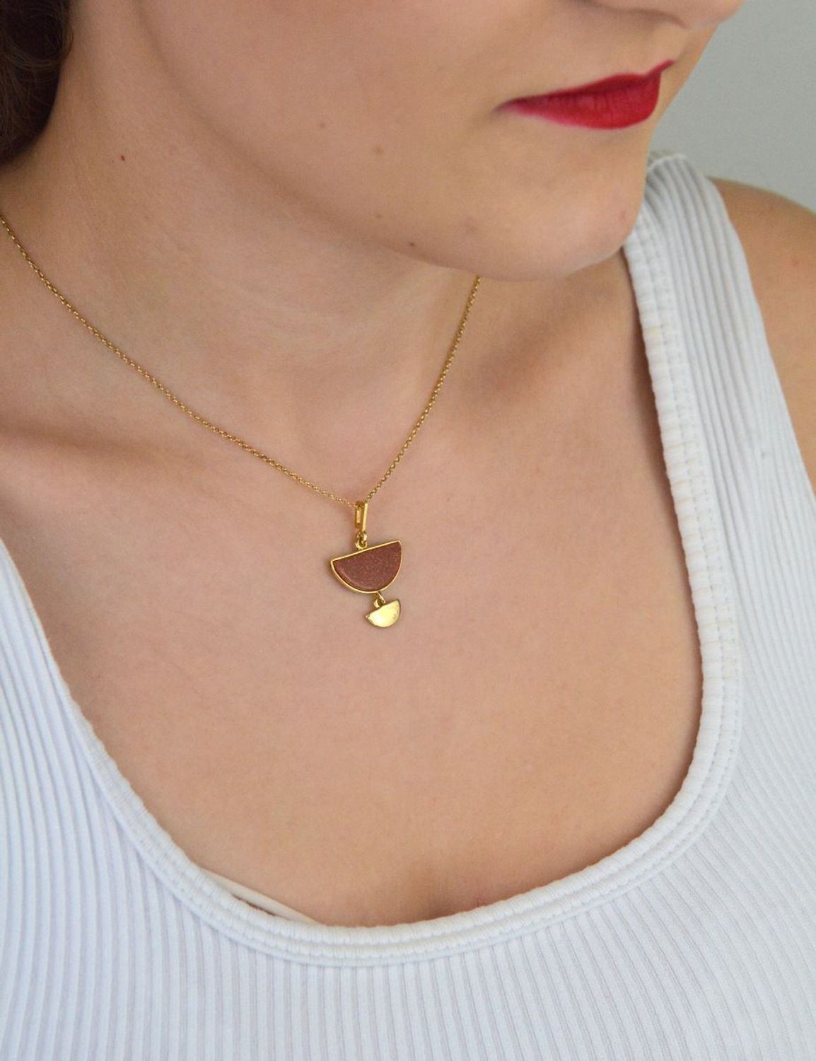 Pozłacany naszyjnik damski srebro 925 z geometryczną zawieszką i piaskiem pustyni. Długość 45 + 3 cm, zapięcie na karabińczyk. Elegancja i nowoczesność w jednym.1.jpg