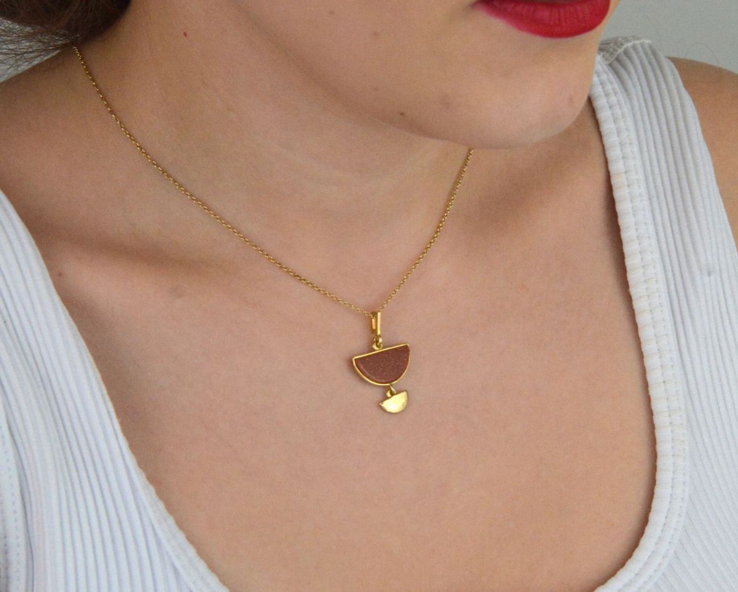 Pozłacany naszyjnik damski srebro 925 z geometryczną zawieszką i piaskiem pustyni. Długość 45 + 3 cm, zapięcie na karabińczyk. Elegancja i nowoczesność w jednym.1.jpg